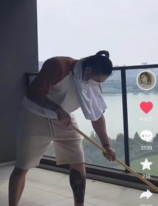 ​蒋劲夫退圈后生活悠闲，和大妈跳广场舞无人识