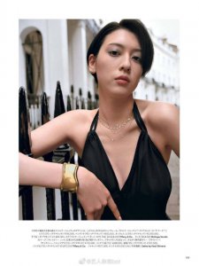 ​26岁罕见性感！三吉彩花穿吊带黑裙大秀事业线