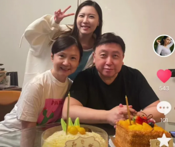 ​王晶与妻女庆祝68岁生日 王子涵示爱老爸