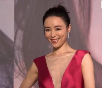 ​周秀娜V领长裙惊艳全场，直接到了肚脐眼，网友：不怕着凉吗