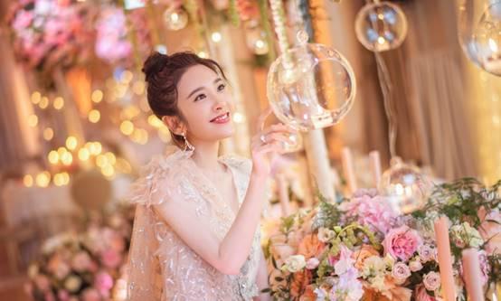 宋茜、沈梦辰、李沁等圈内朋友也如约赴场做起了唐艺昕的伴娘。