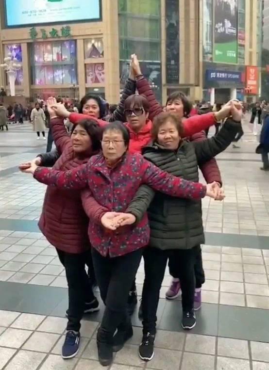 如此默契专业的摆pose，史上摆拍最厉害伴郎伴娘团非他们莫属！