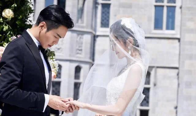 经纪人发布张若昀唐艺昕结婚照，暴露两人2017年领证，两人到底多甜