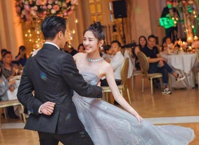 经纪人发布张若昀唐艺昕结婚照，暴露两人2017年领证，两人到底多甜