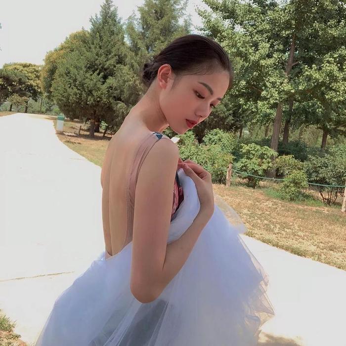 中国00后芭蕾少女刷屏！刘诗诗同款天鹅颈，堪比韩国整形范本！