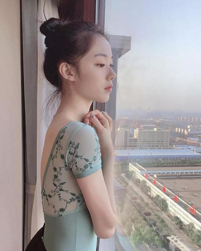 中国00后芭蕾少女刷屏！刘诗诗同款天鹅颈，堪比韩国整形范本！