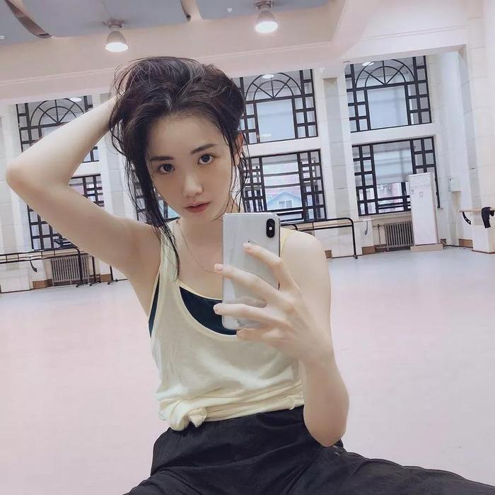中国00后芭蕾少女刷屏！刘诗诗同款天鹅颈，堪比韩国整形范本！