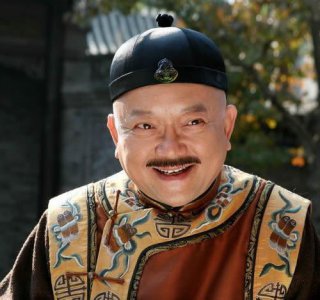 ​70岁王刚全家近照: 第三任妻子端庄大方, 儿子与混血外孙一样大