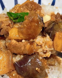 ​简单又好吃的茄子炖肉，汤汁鲜美，茄子软糯，肉质鲜嫩，口感超棒