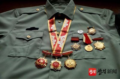 ​离休老军医对话“小同行”：当年一手钢枪，一手药箱，曾“被开追悼会”