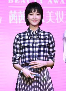 ​何杜娟真不愧是女神，挑战土到掉渣的格纹裙，却美出了新高度！