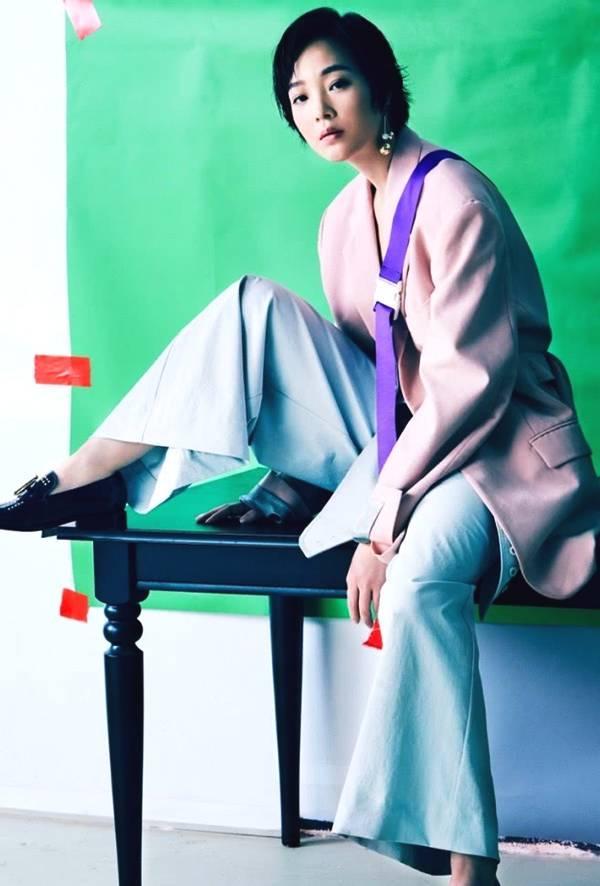 何杜娟真不愧是女神，挑战土到掉渣的格纹裙，却美出了新高度！