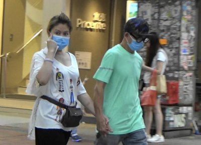 ​梅启明陪女友逛街十指紧扣，声称妻子知情，靠梅艳芳遗产养两个家