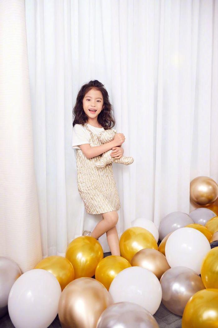 李冰冰带妹妹李雪一对儿女拍大片，高颜值兄妹长相完美遗传妈妈