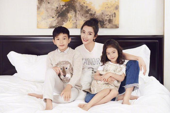 李冰冰带妹妹李雪一对儿女拍大片，高颜值兄妹长相完美遗传妈妈