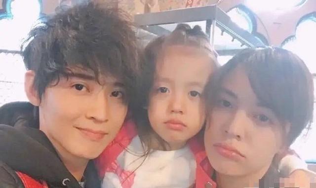 张榕容竟然已婚而且有小孩，79年老公长得这么嫩，一点都不像40岁