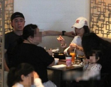 ​林心如霍建华一家首同框 两人装扮低调 林心如喂女儿吃饭好温馨