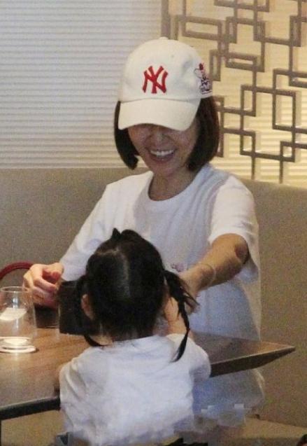 林心如霍建华一家首同框 两人装扮低调 林心如喂女儿吃饭好温馨