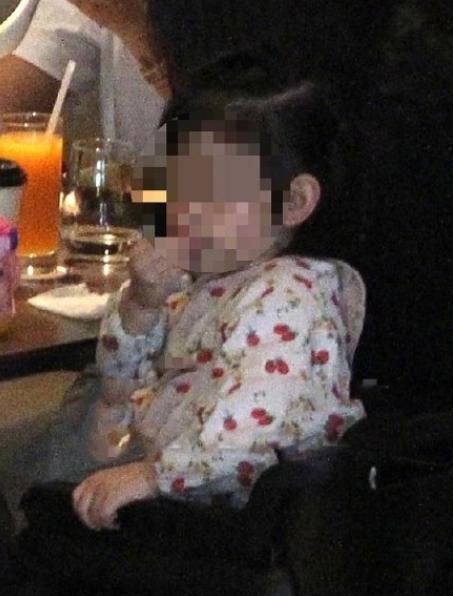 林心如霍建华一家首同框 两人装扮低调 林心如喂女儿吃饭好温馨