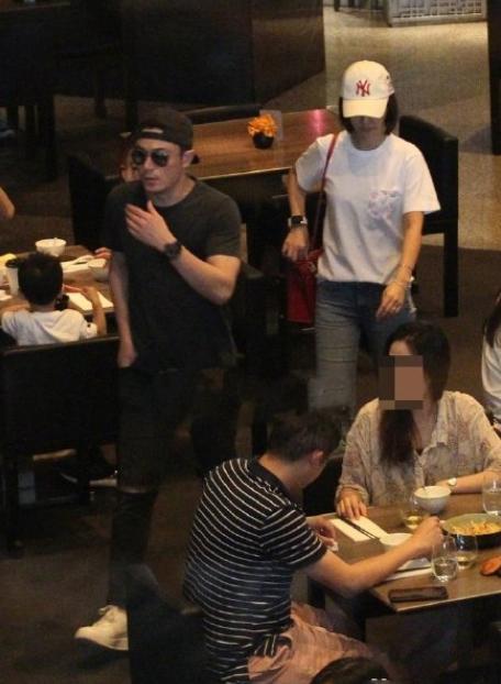 林心如霍建华一家首同框 两人装扮低调 林心如喂女儿吃饭好温馨