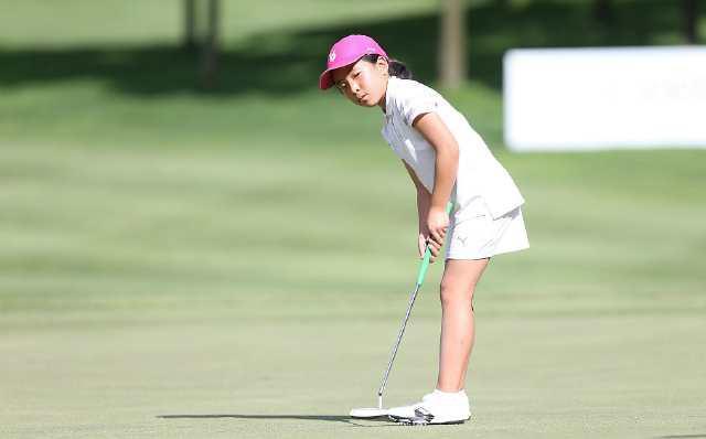 刘国梁女儿现身高尔夫球比赛 8岁的刘宇婕动作娴熟一脸专注