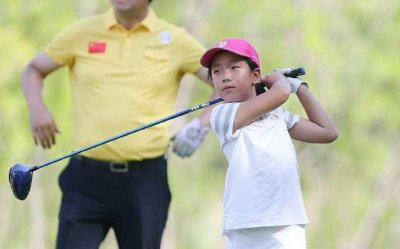 ​刘国梁女儿现身高尔夫球比赛 8岁的刘宇婕动作娴熟一脸专注