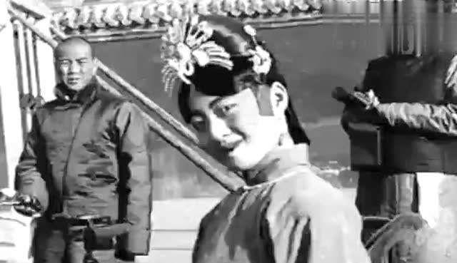 婉容病死后被抛尸野外，退伍军人好心将她埋葬