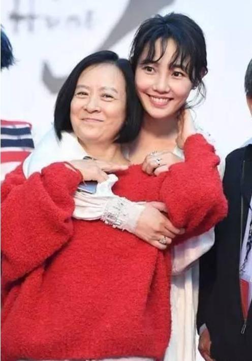 他是周星驰的御用龙套，老婆是亿万富豪，儿子居然是90后影帝