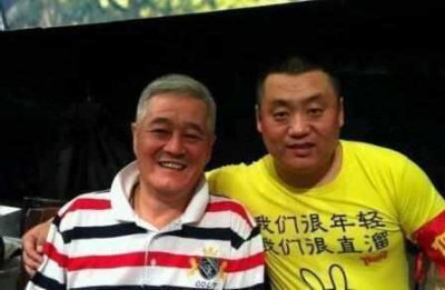 ​他是赵本山得意徒弟，成名后很感谢妻子，还送她豪车豪宅