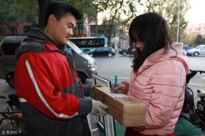 ​顺丰快递小哥30天送了3千件，拿到真实工资后，直言挣钱不容易！