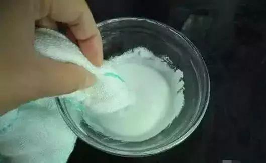 水壶里经常会有水垢的产生，撒上这个东西后水一冲就干净了！