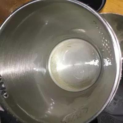 水壶里经常会有水垢的产生，撒上这个东西后水一冲就干净了！
