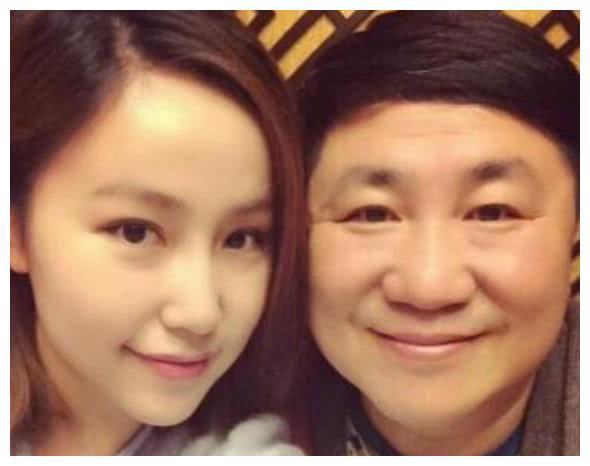 他曾名气不比赵本山差，如今女儿嫁豪门，却被质疑二人之间感情！