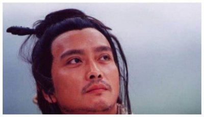 ​他打败张国荣夺影帝，拍戏时为救女孩毁容，今56岁颜值变化惊人