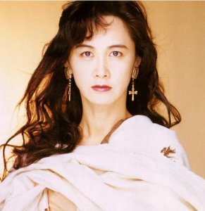 ​她是日本国宝级歌手，歌被王菲张学友翻唱，为尽孝63岁至今单身