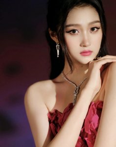 ​女星关晓彤时尚造型：苗条身姿、俊美容颜