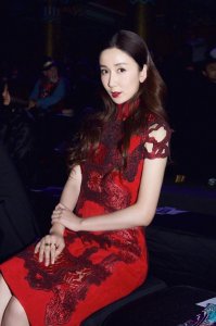 ​她是《爱情公寓》的胡一菲，多次变脸后认不出，只剩眼珠嘴巴能动