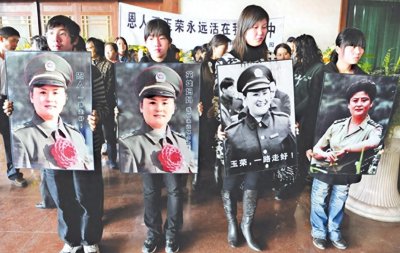 ​那个2进2出拯救28个孩子，人称孤胆女警的王玉荣，已去世14年了