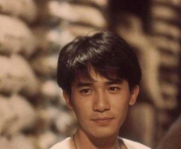​62岁电眼男神梁朝伟，白发不染不要孩子，活成自己想要的样子