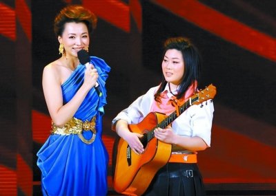 ​14年前，那个在北京地下通道唱歌的“西单女孩”，如今怎样了？