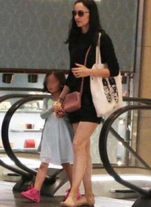 ​吴彦祖女儿正面照曝光，眉眼间展现高颜值，网友期待其长大后