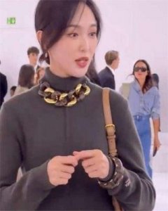 ​米兰时装周：唐嫣嫩了，贾玲胖了，但我却被刘雯惊艳了