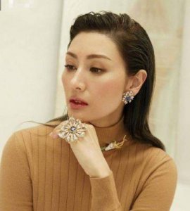 ​50岁港姐李嘉欣近照曝光：登山锻炼身材似少女，皮肤细腻无皱纹