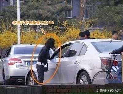 大学门口车顶放瓶水是什么意思？还真有人玩