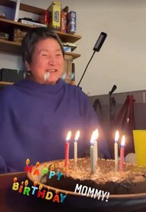 ​75岁武侠皇后郑佩佩：怀孕8次拼一胎男孩，女儿和她年轻时超像