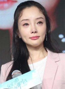 ​李小璐深夜落泪，夹住南瓜饼对镜头哭泣，状态令人感动