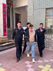 ​交通肇事逃逸后两次折返现场偷窥，没想到第二天就落入法网