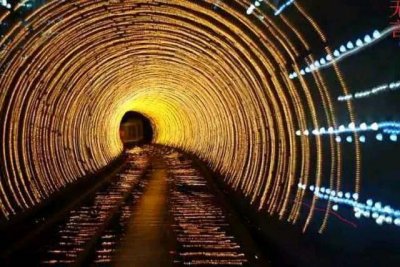 ​时空隧道之谜：一架失踪35年的飞机，重新出现在机场，是真是假？