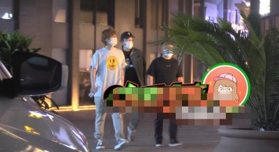 ​鹿晗怒怼狗仔后深夜露面，在街头抽烟吞云吐雾，和关晓彤隔空示爱