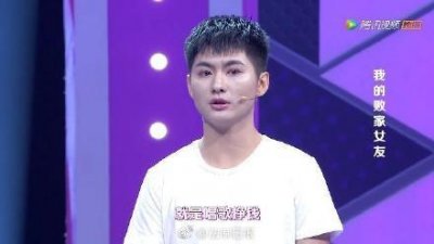 ​男友太抠门求婚用板砖：板砖代表着专一？